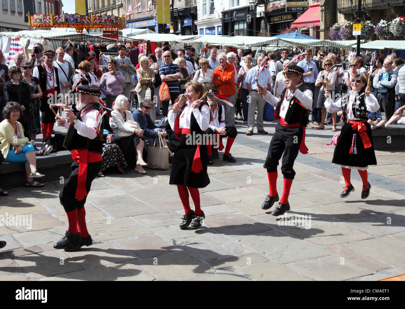 Stockport Morris Dance lato esecuzione a Durham Partito Popolare 2012, North East England Regno Unito Foto Stock