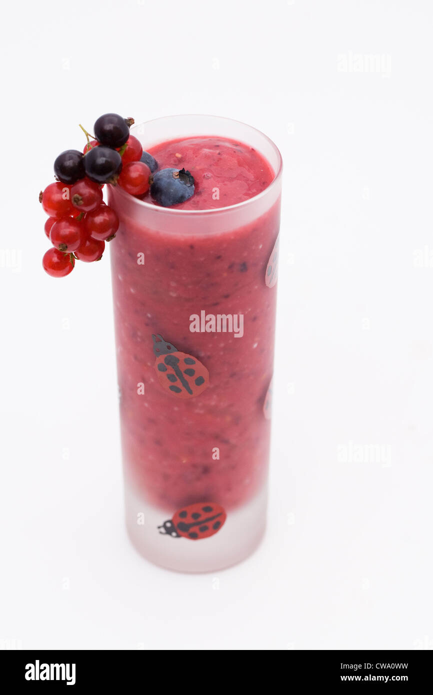 Estate berry smoothie e frutti contro uno sfondo bianco. Foto Stock
