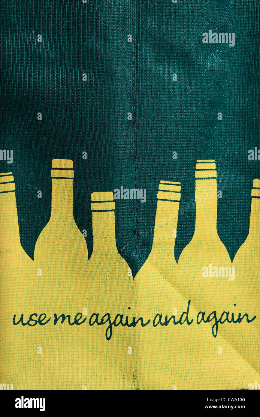 Morrisons vino trasportatore costituito sotto forma di plastica riciclata con le parole utilizzare me ancora e ancora Foto Stock