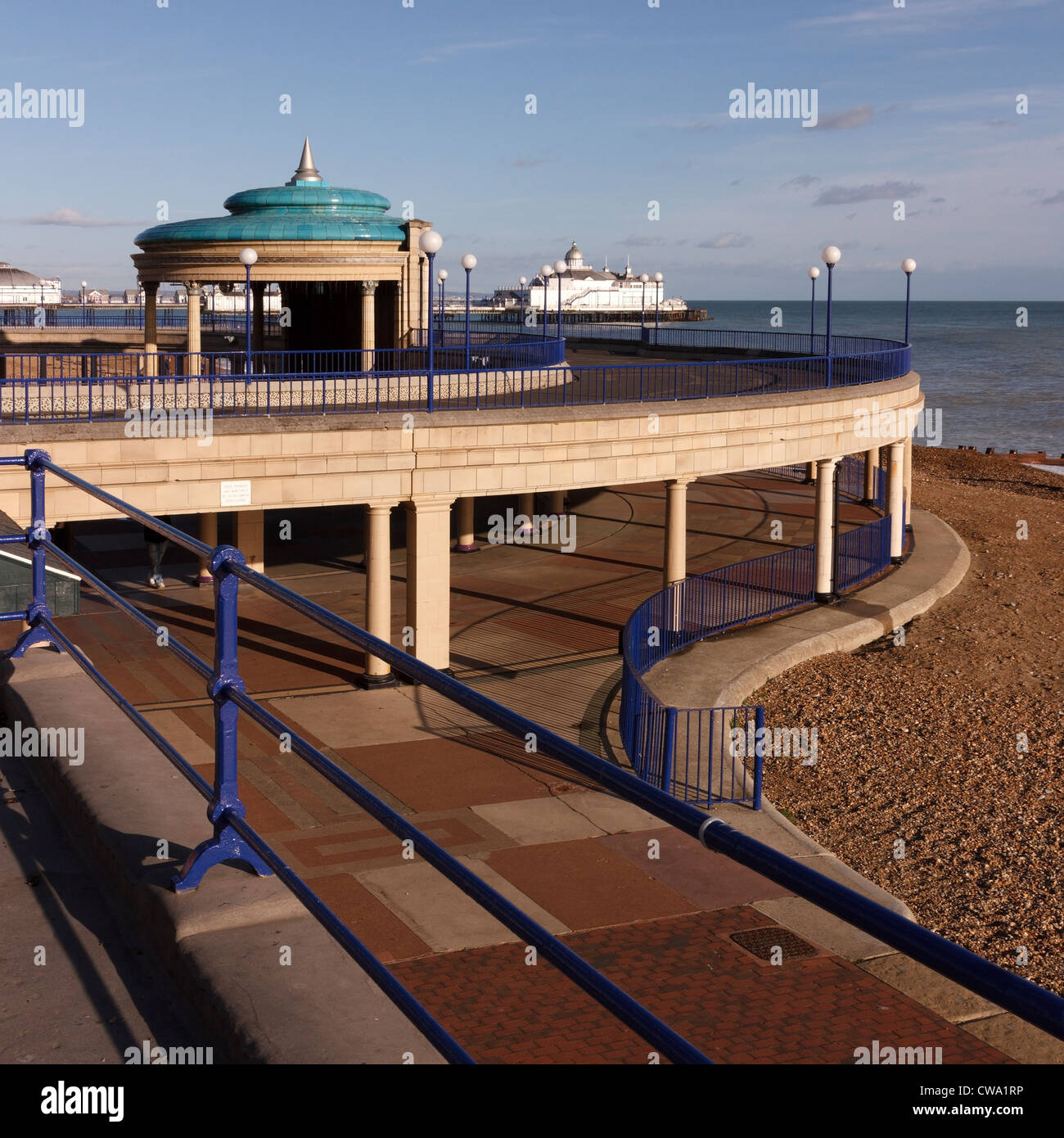 Eastbourne Bandstand, il lungomare e le ringhiere con pier oltre, Eastbourne, East Sussex, England, Regno Unito Foto Stock