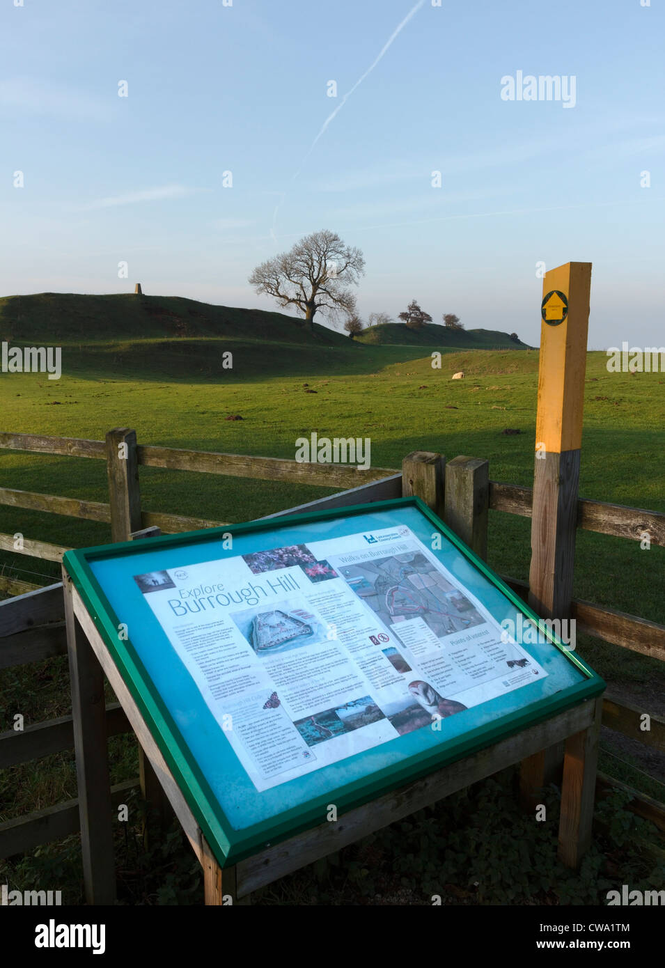 Il sentiero e segnali di informazione di ingresso all'età del ferro colle fortificato sulla collina Burrough, Leicestershire, England, Regno Unito Foto Stock