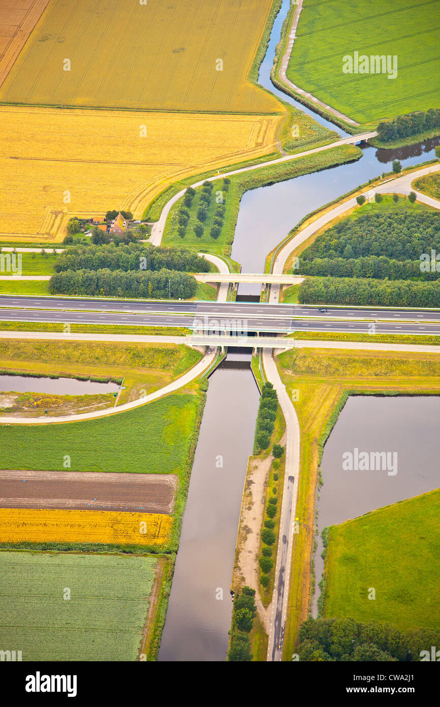 Fattoria olandese il paesaggio con le infrastrutture stradali e canal Foto Stock