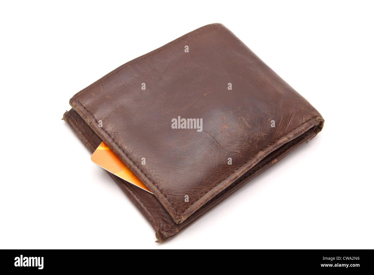 Portafoglio marrone e carta di credito isolato su bianco Foto Stock