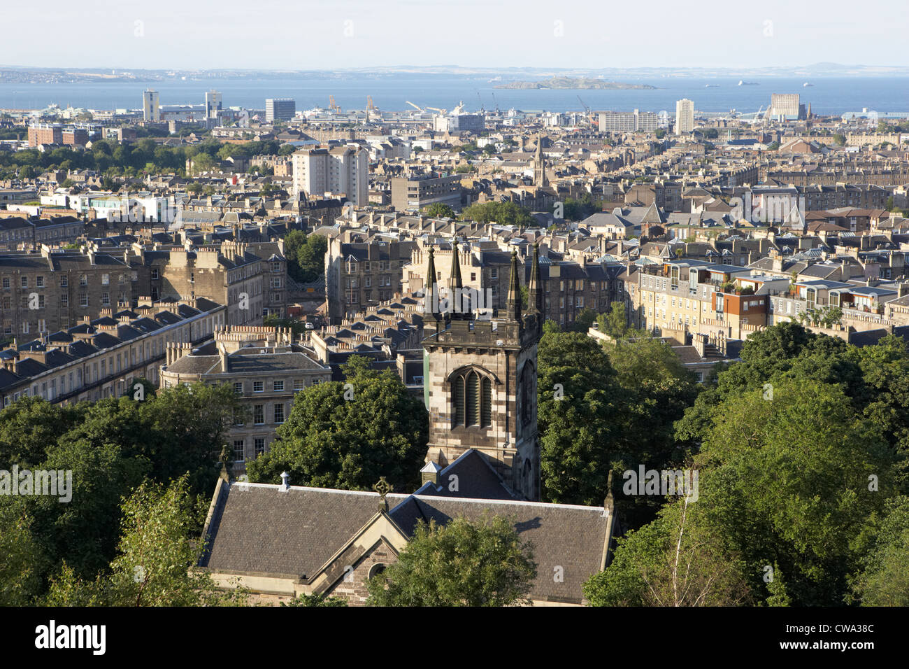 Vista di Edinburgh New Town skyline verso il dock a Leith e Firth of Forth da Calton Hill Edinburgh Scozia uk Regno Foto Stock