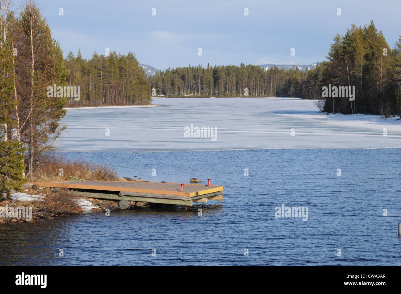 Tipico lago finlandese congelati nella regione della Karelia vicino al circolo polare artico Foto Stock