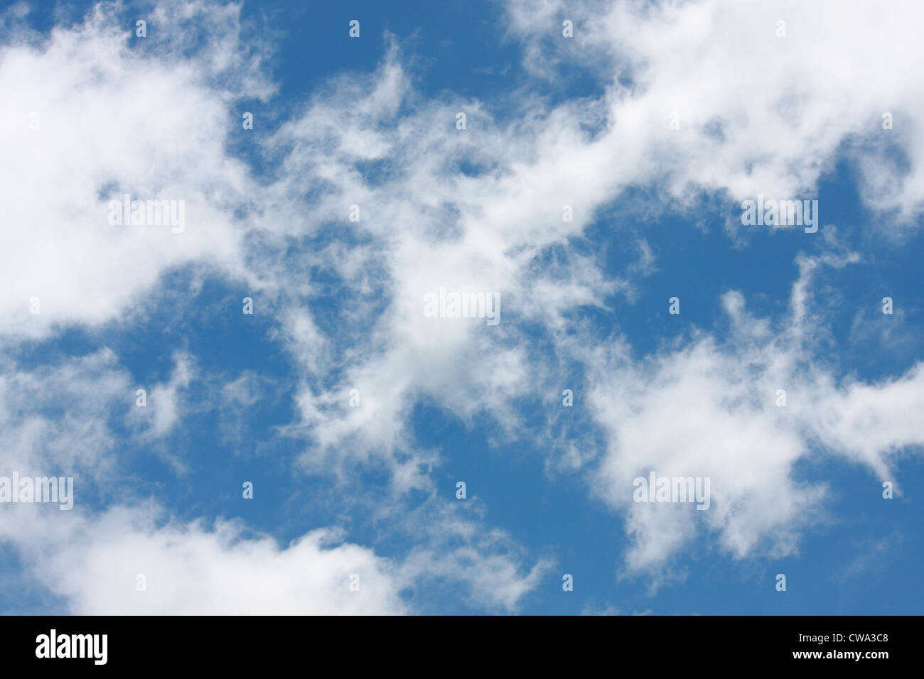 Scattering nuvola sul cielo blu Foto Stock