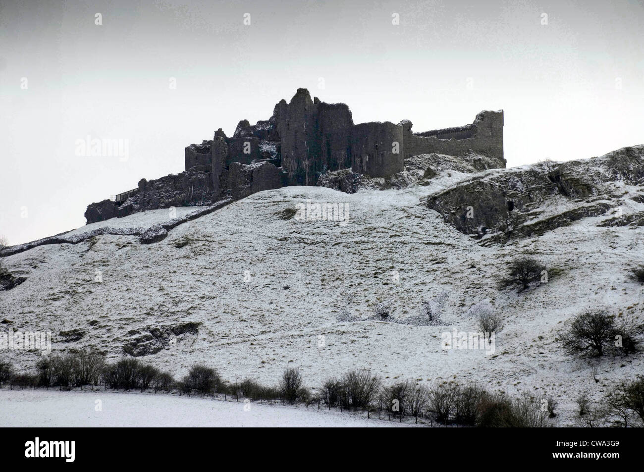 Una coltre di neve copre il XIII secolo Carreg Cennen Castle vicino a Llandeilo in Carmarthenshire in South West Wales. Foto Stock