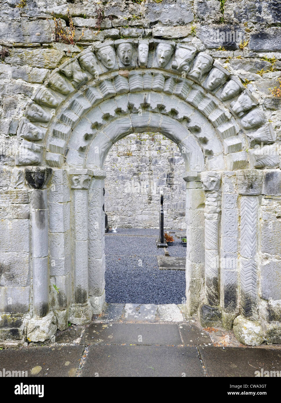 Lo stile romanico porta di Dysert O'Dea Chiesa, Burren, Co Clare, Irlanda Foto Stock