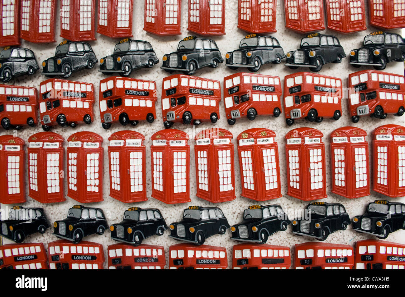 London Tourist magneti per il frigo che Mostra display telefono nero di scatole di taxi e autobus Foto Stock