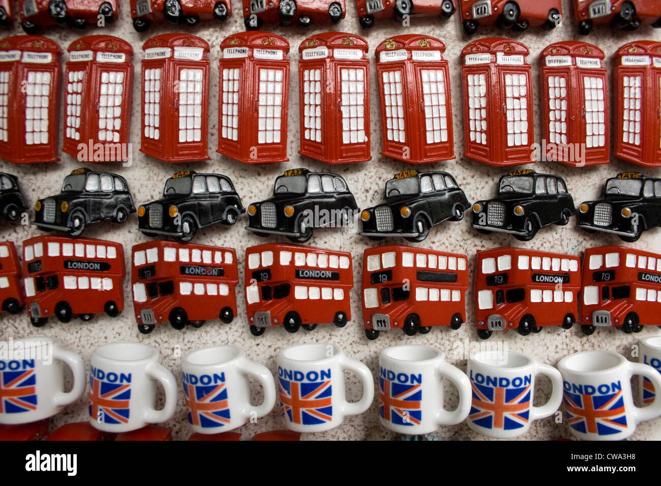 London Tourist magneti per il frigo che Mostra display telefono nero scatole taxi autobus e tazze Foto Stock