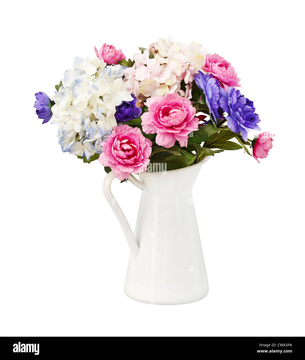 Bouquet colorato di rosa e fiori di colore blu in bianco benna decorativo, isolato su bianco Foto Stock