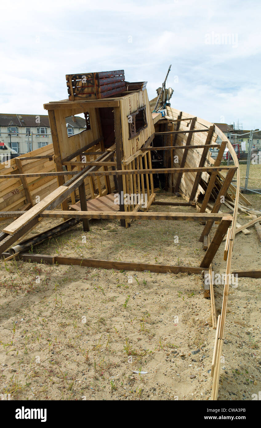 Robert Bradford pittore e scultore lavorando sul suo fuoco scultura il fuoco della nave. Quale sarà bruciato dopo che esso è stato costruito. Foto Stock