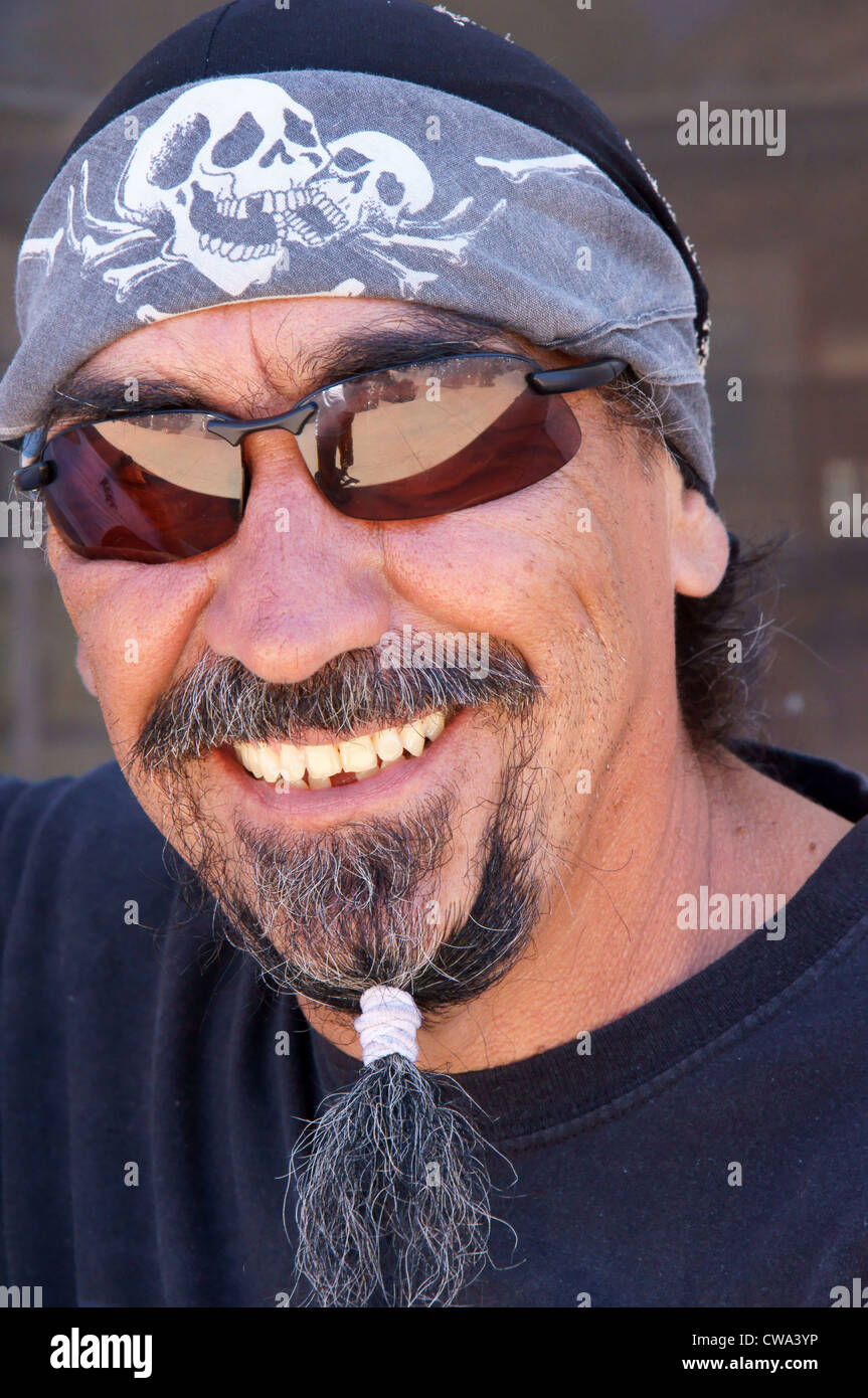 Biker l'uomo maschio con la barba occhiali bandana testa sciarpa headshot  shot ritratto ispanica equitazione latino street Foto stock - Alamy