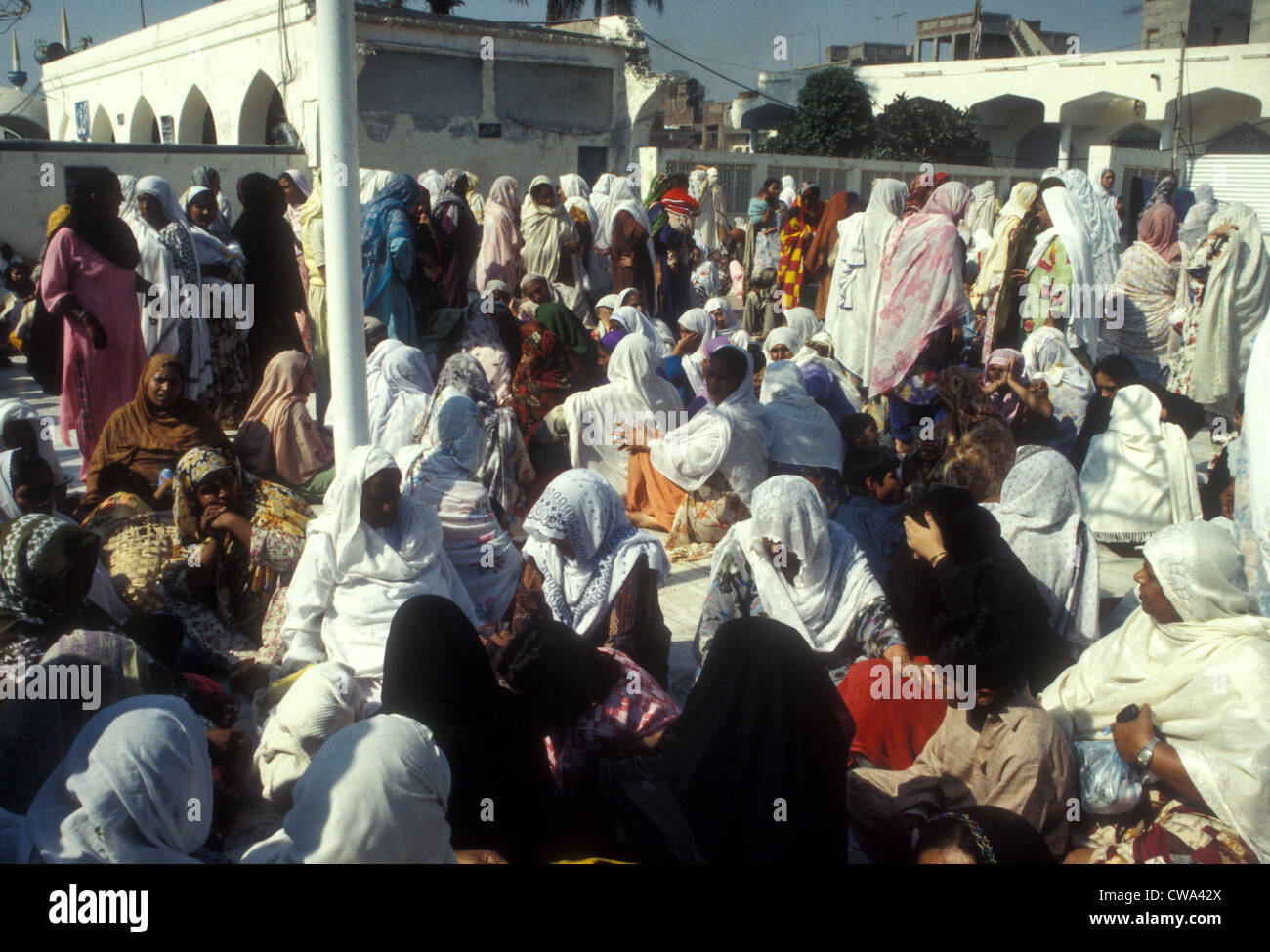 Le donne musulmane pellegrini che visitano i dati Durbar santuario a Lahore in Pakistan Foto Stock