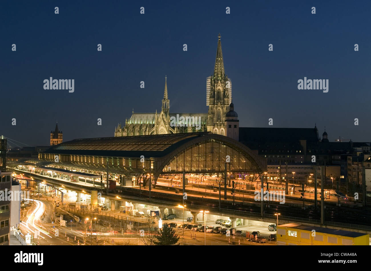 La stazione ferroviaria principale e il Duomo di Colonia Foto Stock