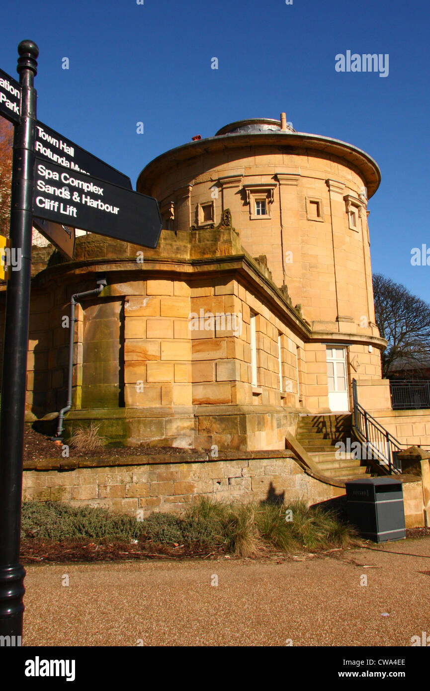 La facciata della Rotunda Museum (William Smith geologia museo) e digital signage a Scarborough, North Yorkshire, Inghilterra, Regno Unito Foto Stock