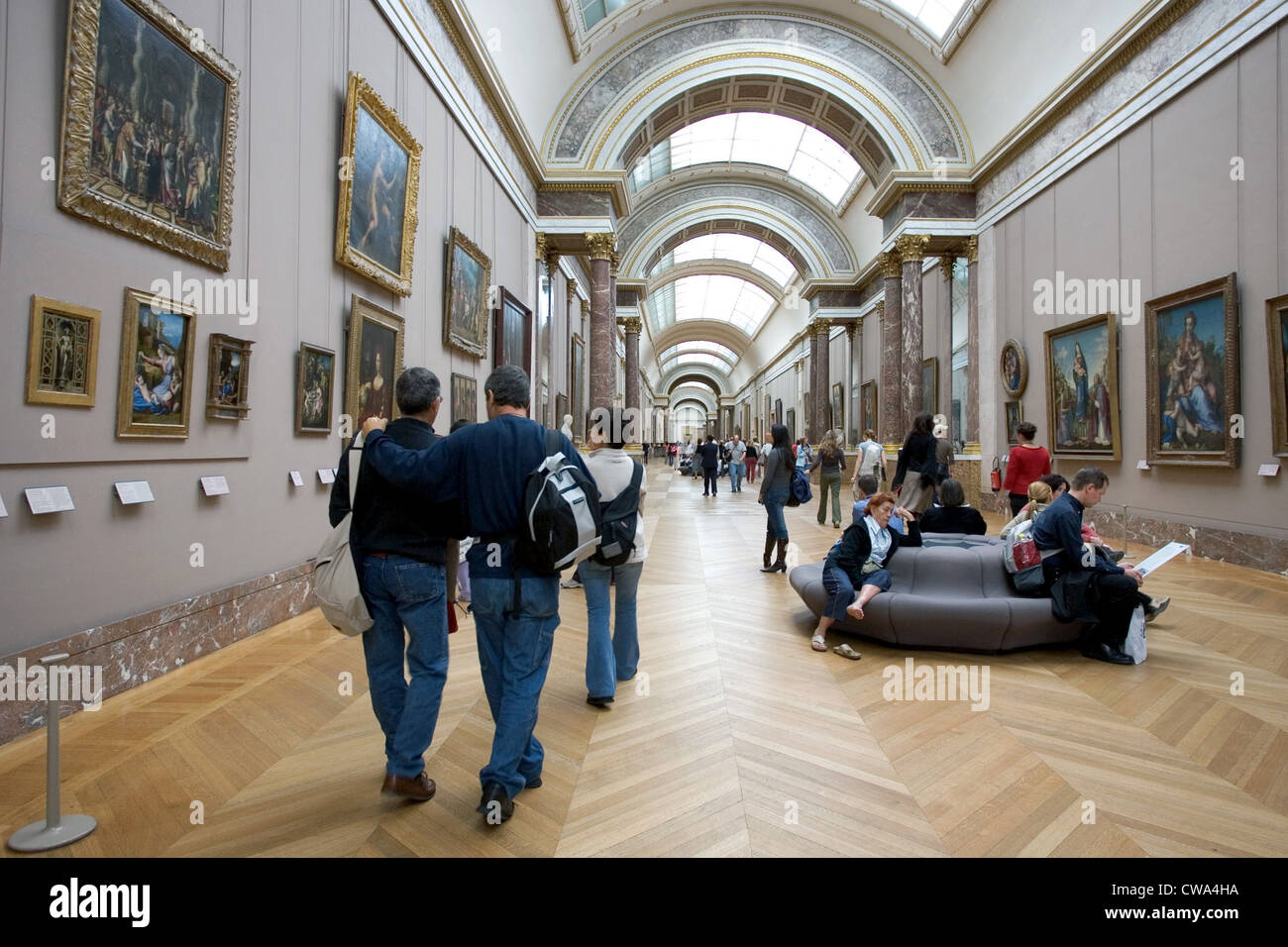 Parigi, la gente a piedi attraverso gli ingranaggi del Louvre Foto Stock