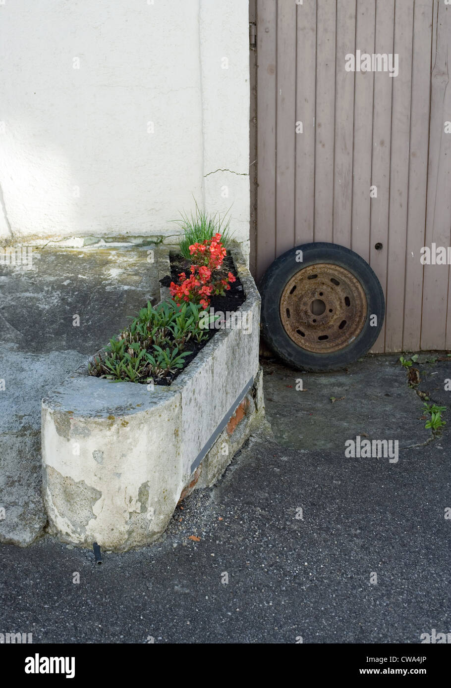Riedlingen smerigliati, rusty auto ruota sorge sulla porta del garage Foto Stock