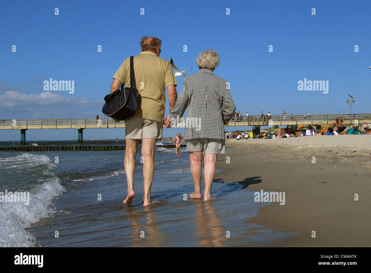Graal Mueritz, pensionato giovane sulla spiaggia Foto Stock