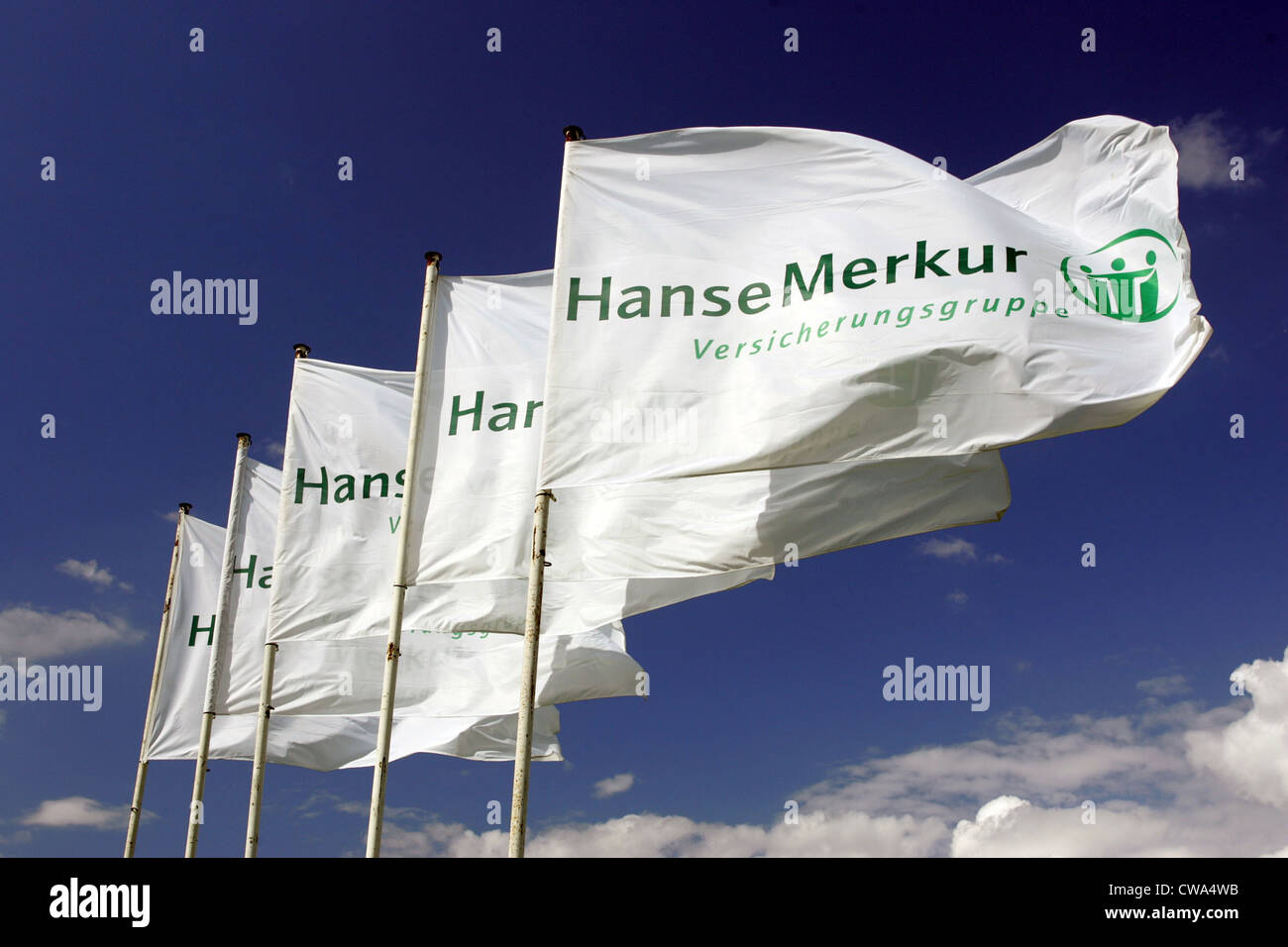 Dresda, bandiere con il logo nel vento HanseMerkur Foto Stock