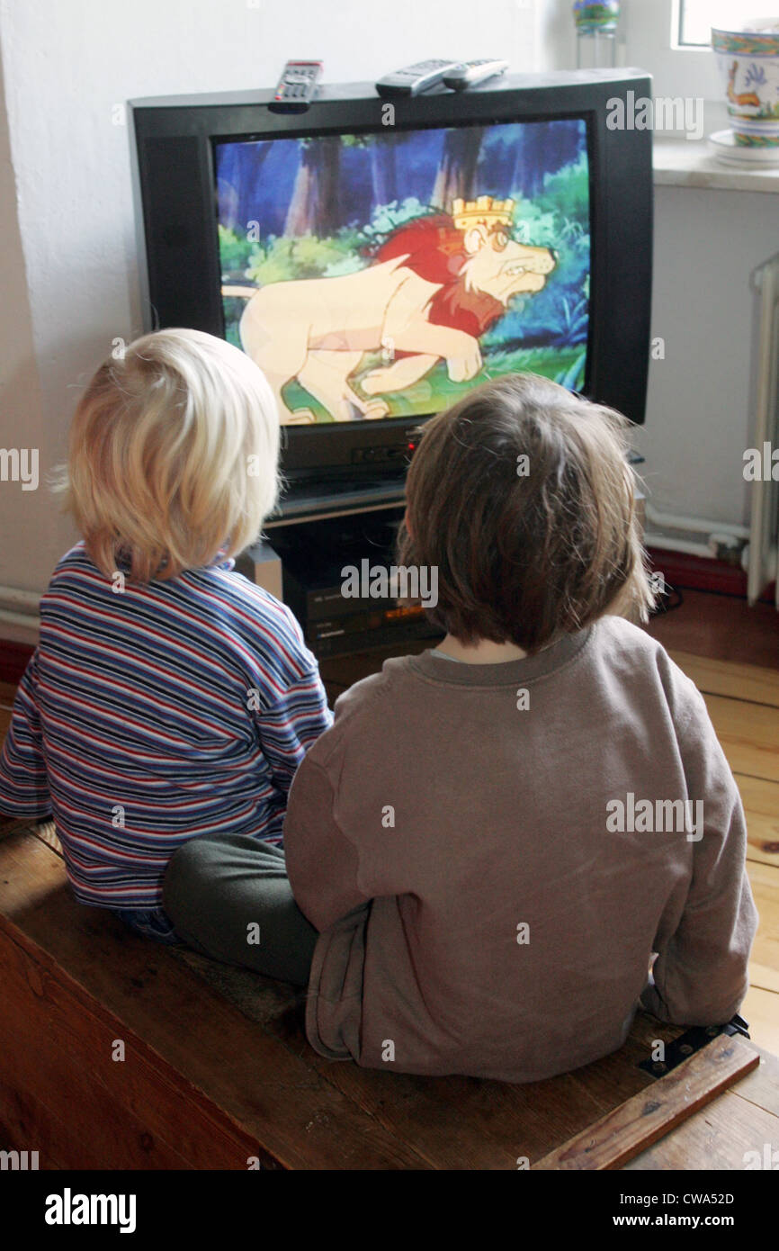 Berlino, figli di guardare la televisione Foto Stock