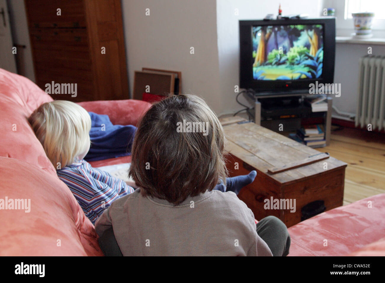 Berlino, figli di guardare la televisione Foto Stock