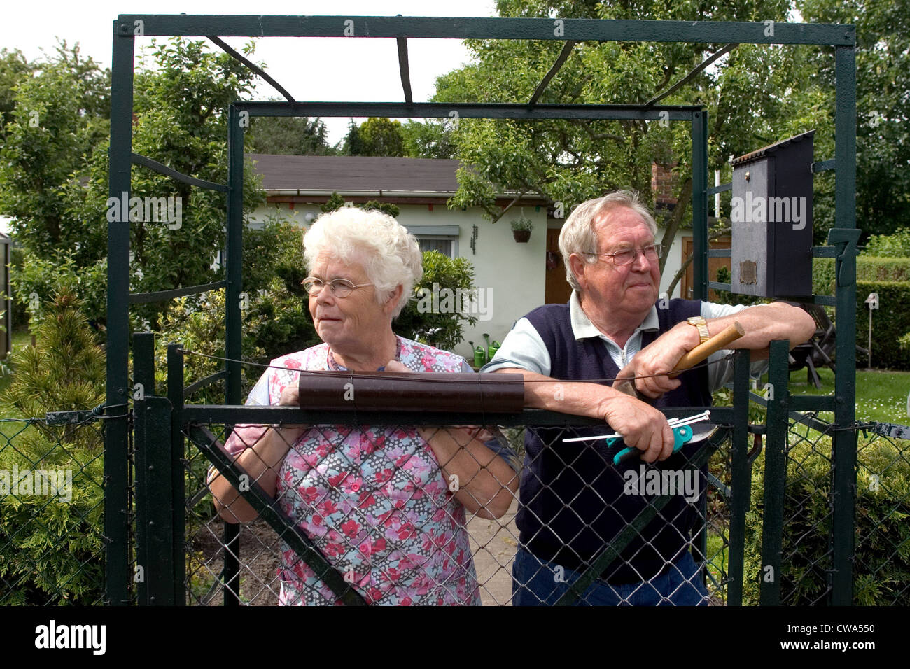 Berlino, una coppia di anziani in piedi in un recinto arbor Foto Stock
