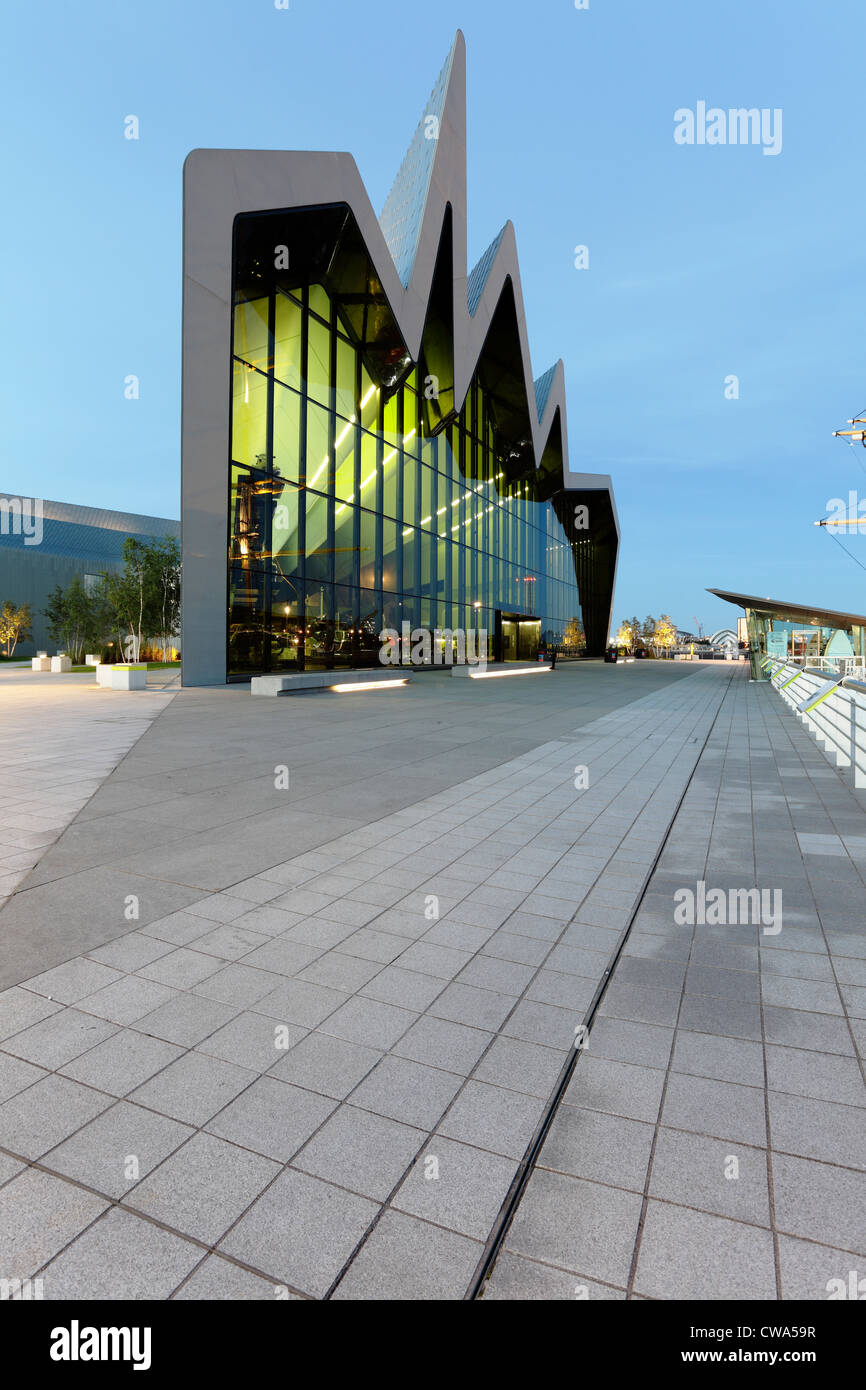 Riverside Museum Glasgow of Transport and Travel Illuminated at night, Glasgow, Scotland, UK Foto Stock