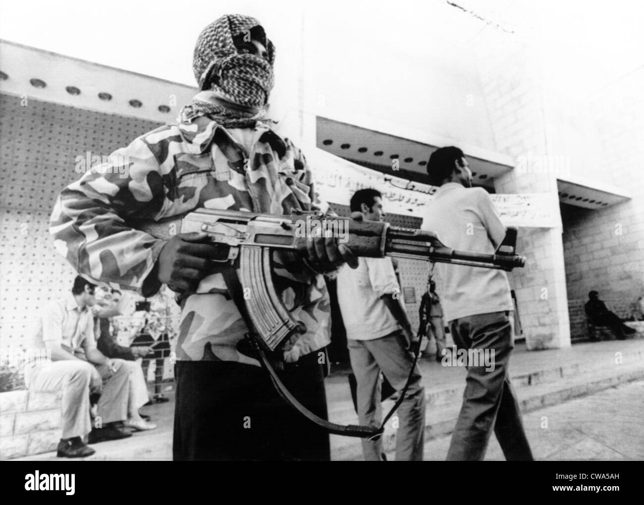 La guerra arabo-israeliana, femmina guerrilla a guardia del Palazzo dei Congressi durante la seconda conferenza mondiale dell'Unione generale di Foto Stock