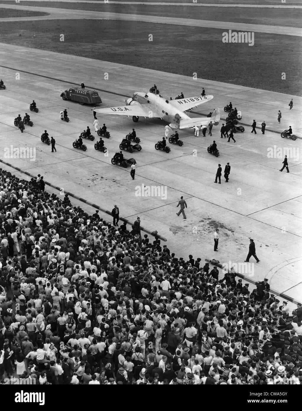 Howard Hughes e quattro compagni taxi per una sosta nel piano che li prese in tutto il mondo, Floyd Bennett Field, New York Foto Stock