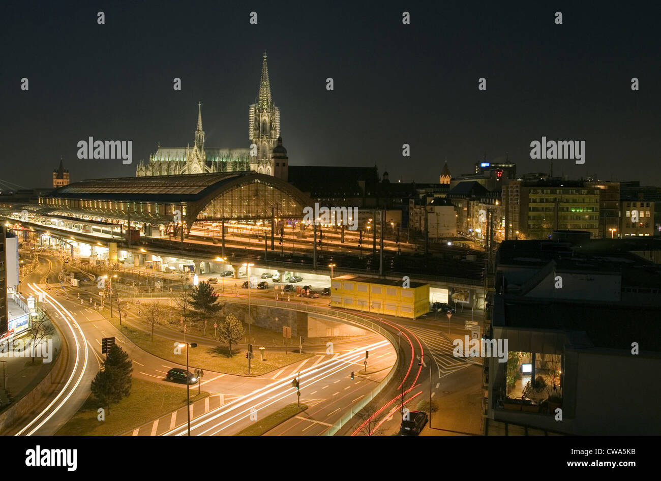 La stazione ferroviaria principale e il Duomo di Colonia Foto Stock