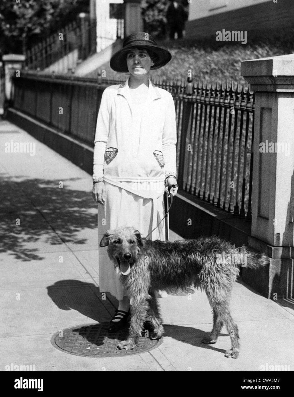 La First Lady grazia Coolidge prende il cane fuori per una passeggiata, 1924. La cortesia: Archivi CSU/Everett Collection Foto Stock