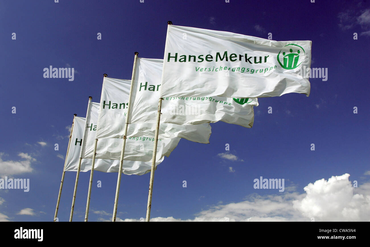 Dresda, bandiere con il logo nel vento HanseMerkur Foto Stock