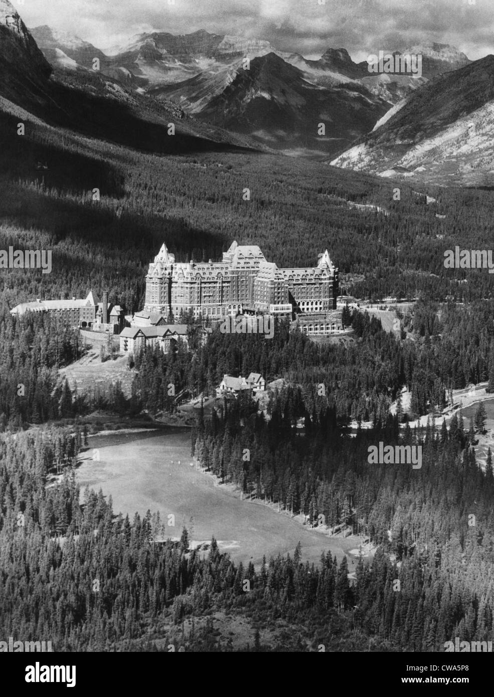 Il Banff Springs Hotel nella Valle del Fiume Bow delle Canadian Rockies, Alberta, 1939. La cortesia: Archivi CSU/Everett Foto Stock