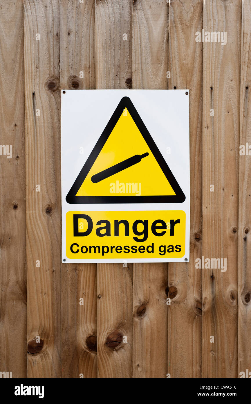 'Drabbia gas compresso' segno di avvertimento attaccato a una recinzione di legno Foto Stock