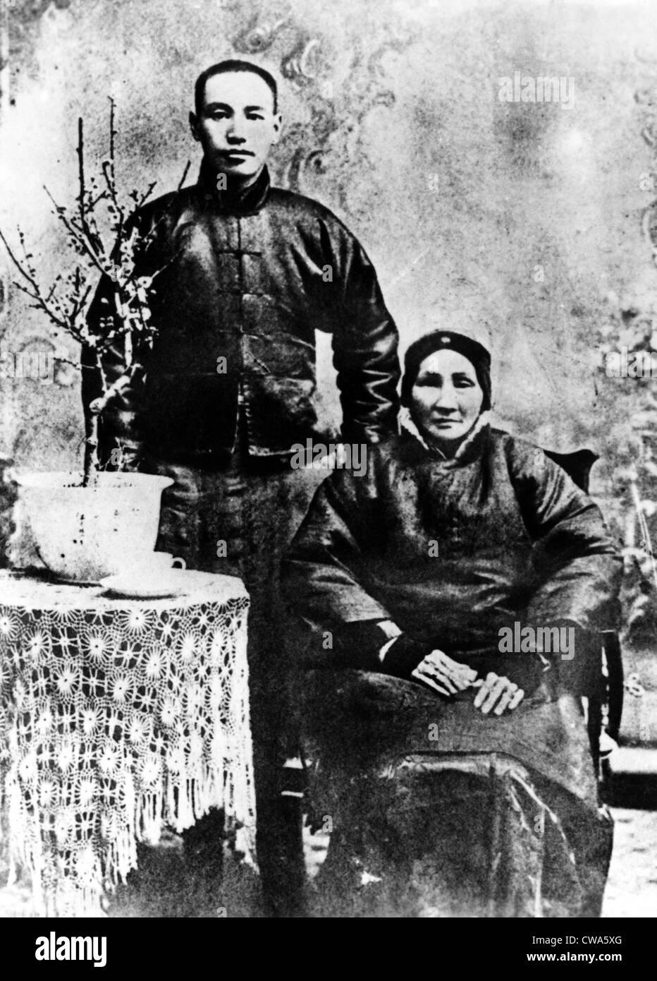Chiang Kai-shek (1887-1975) con sua madre. La cortesia: Archivi CSU/Everett Collection Foto Stock