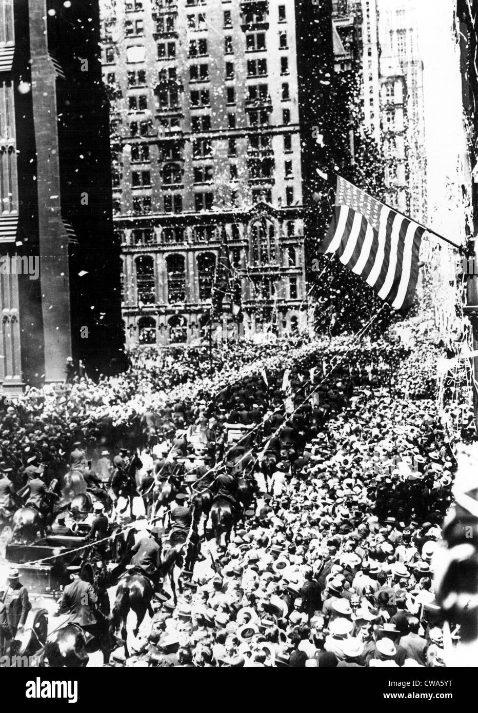 NEW YORK: Charles A. Lindbergh ha ricevuto la città di New York il più grande benvenuto quando correva in un ticker tape parade fino Broadway (mostrato Foto Stock