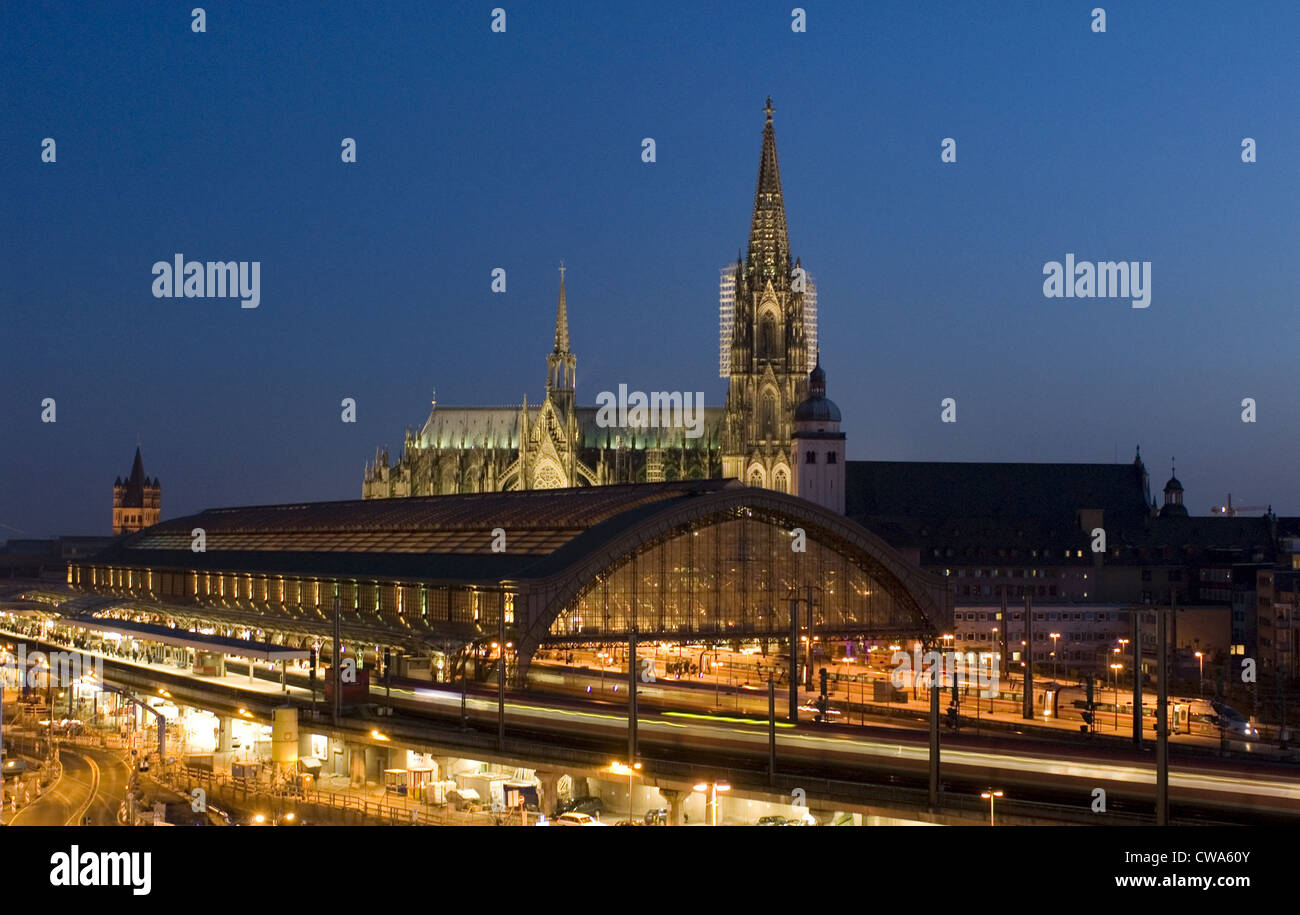 La stazione ferroviaria principale e il Duomo di Colonia Foto Stock