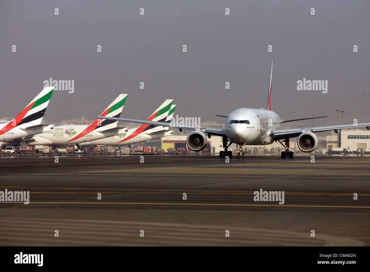 Dubai compagnia aerea Emirates macchine a Dubai International Airport Foto Stock