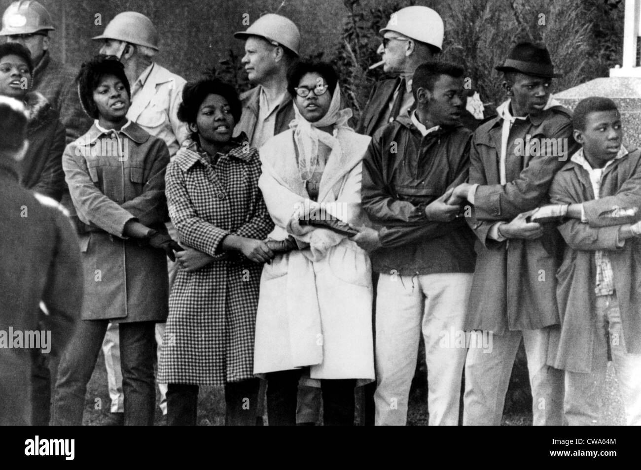 I dimostranti bloccare i bracci nella parte anteriore del Dallas County Courthouse in Selma, Alabama. Sheriff Jim Clark li aveva tutti arrestati, Foto Stock