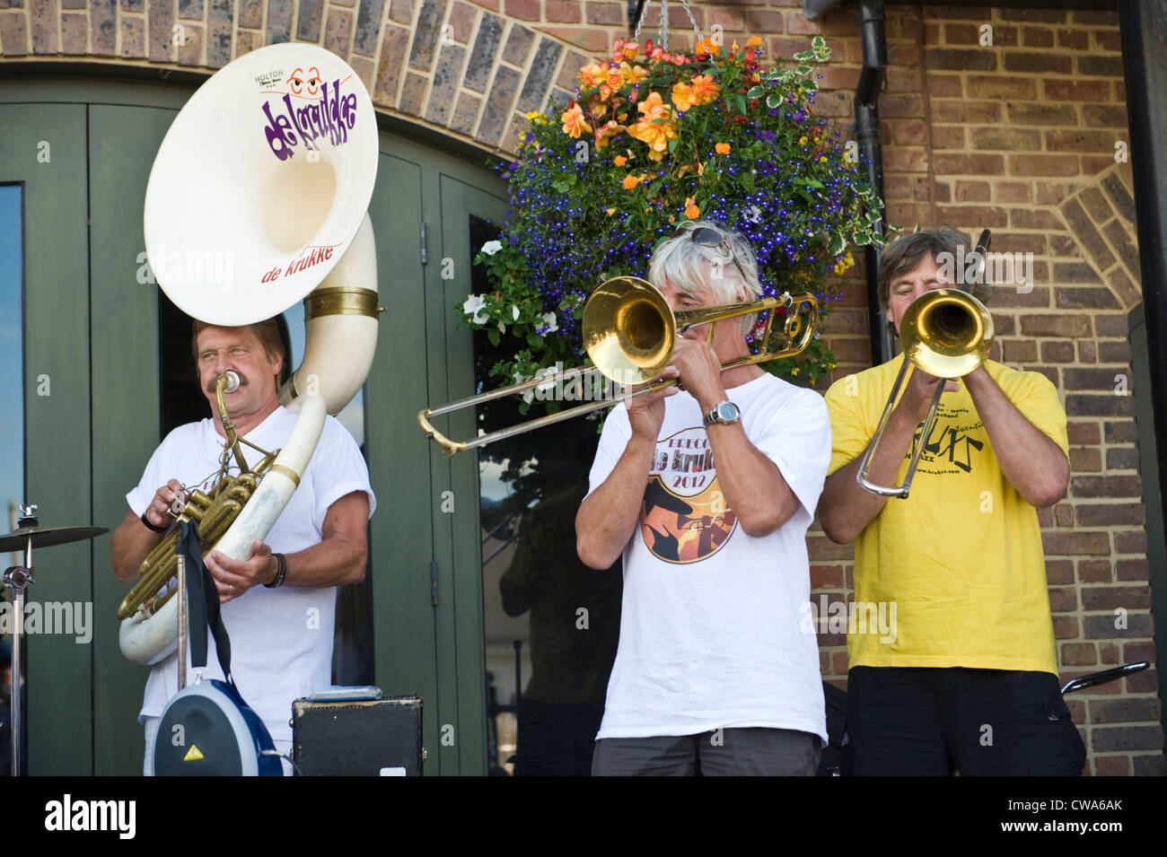 De Krukke jazz band da Holland giocare all'aperto a Brecon Jazz Festival 2012 Foto Stock