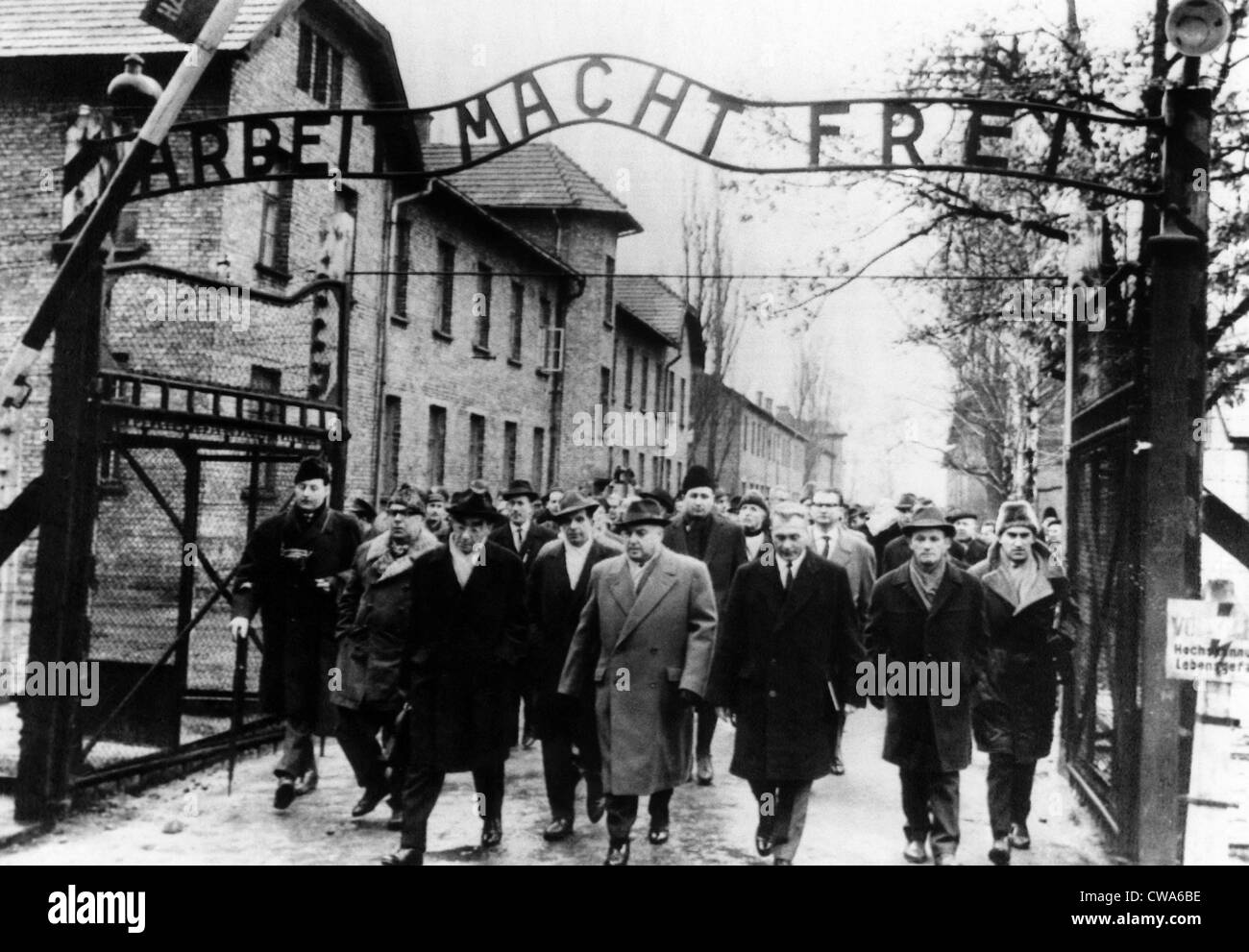 Membri della Frankfurt crimini di guerra corte lasciare il campo di sterminio di Auschwitz,. Giudice Walter Hotz (centro), direttore di Auschwitz Foto Stock