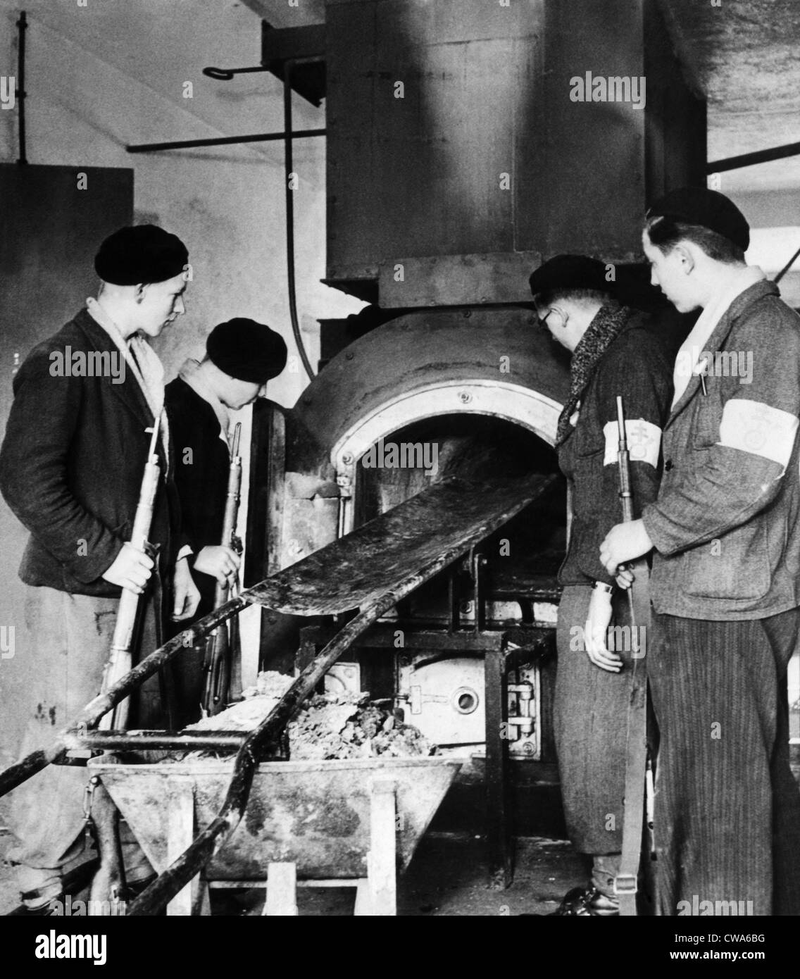 Soldati francesi a esaminare il forno utilizzato per masterizzare i prigionieri morti al Vosges campo di concentramento nei pressi di Natzwiller, Francia, 1944. Foto Stock