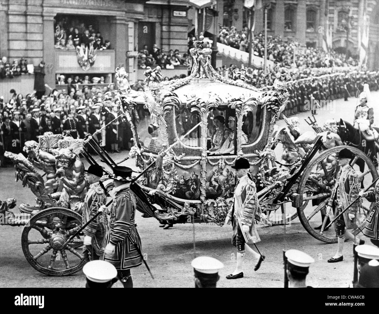 Il magnifico membro pullman, Re Giorgio VI e la Regina Elisabetta io seduto all'interno, passando attraverso Trafalgar Square a Foto Stock