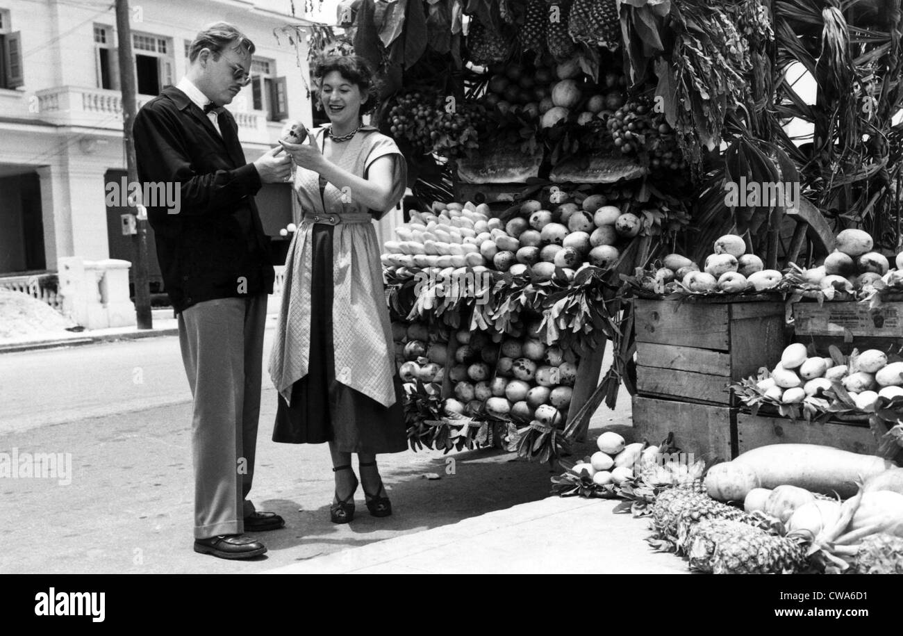 Tipico di frutta stand a l'Avana, Cuba, 1957. La cortesia: Archivi CSU/Everett Collection Foto Stock