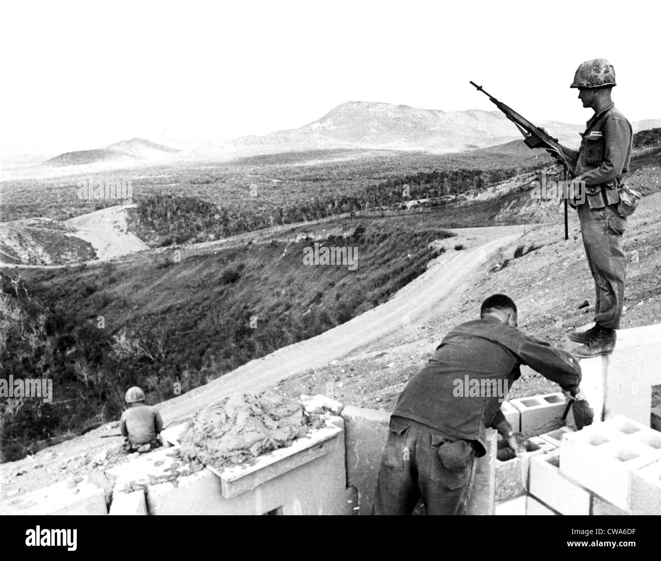 Crisi dei missili di Cuba, U.S. Marines fortificando "suicide Ridge' a Guantanamo Base Navale, Cuba, 16 novembre 1962. La cortesia: Foto Stock