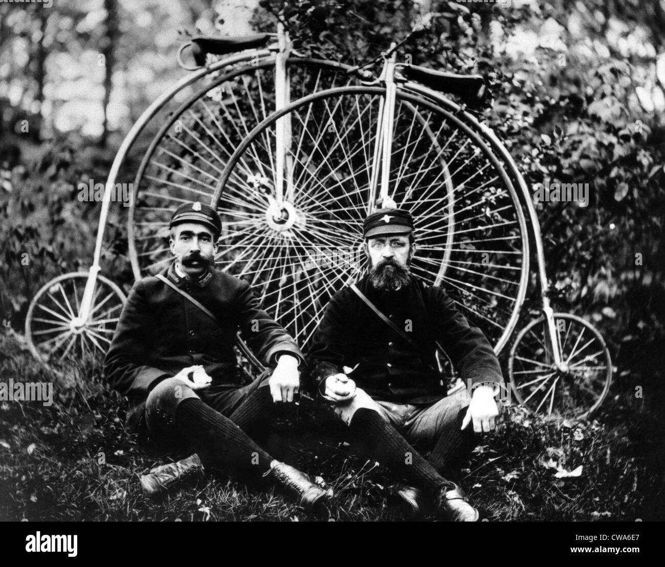 "Messaggeri di bicicletta seduto' foto di Charles H. Currier, circa 1900. La cortesia: Archivi CSU/Everett Collection Foto Stock
