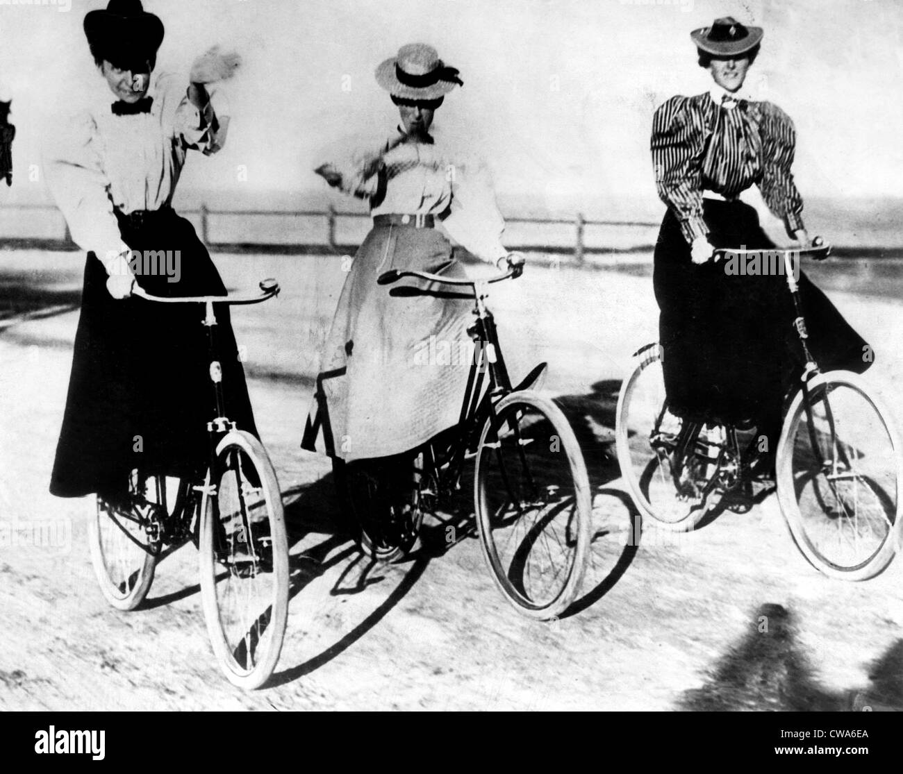 Donne equitazione biciclette, 1900. La cortesia: Archivi CSU/Everett Collection Foto Stock