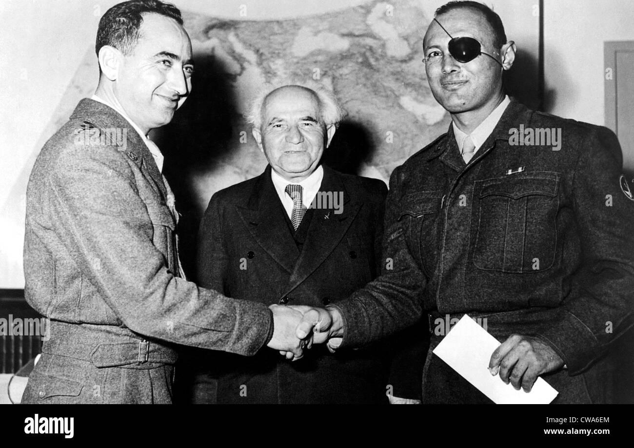 Generale israeliano Moshe Dayan (destra) stringe la mano con il generale Mordechai Marcleff. Primo Ministro David Ben-Gurion guarda su, Foto Stock