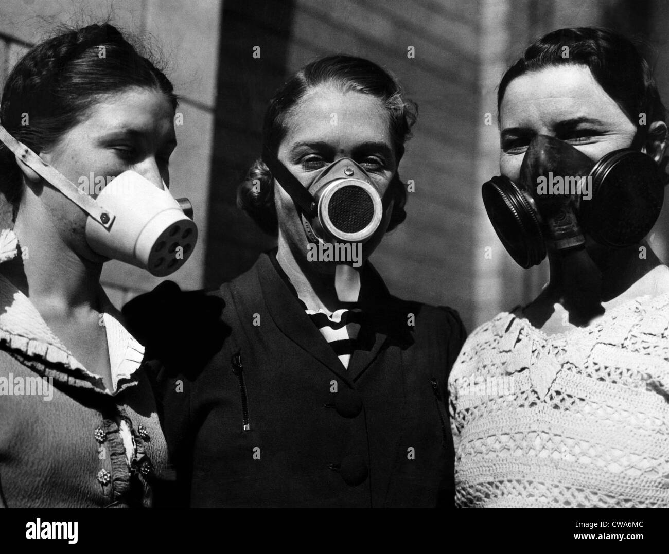Maschere antipolvere indossata durante la vaschetta della polvere, 1936. La cortesia: Archivi CSU/Everett Collection Foto Stock